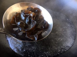 12、大酱豆腐汤,木耳焯水,焯水后过凉水,沥干水分备用。