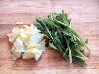 13、大酱豆腐汤,圆白菜切片,茼蒿切段备用。
