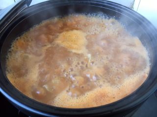 17、大酱豆腐汤,大火煮开酱汤,小火炖20分钟。