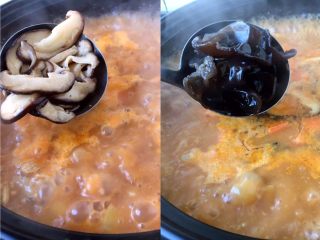 19、大酱豆腐汤,再放入香菇片和木耳,大火煮开。