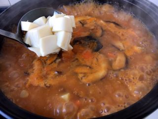20、大酱豆腐汤,放入豆腐,大火煮开。