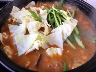 21、大酱豆腐汤,放入圆白菜和茼蒿。