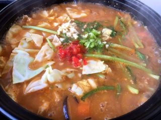 22、大酱豆腐汤,撒入青红椒碎和蒜末。