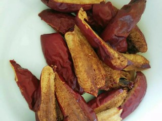 2、红枣鸡蛋汤,红枣剪小去核。
