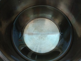 4、红枣鸡蛋汤,小锅适量水烧开。