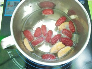 5、红枣鸡蛋汤,放入红枣煮10分钟。