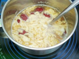 6、红枣鸡蛋汤,将鸡蛋液倒入小锅搅几下，煮开后放入红糖搅匀即可。