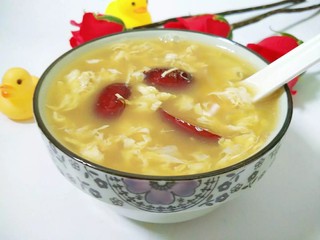 7、红枣鸡蛋汤,盛入碗里。
