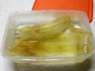 1、瑶柱花胶猪骨汤【附花胶泡发】,保鲜盒装入水，花胶放入冰箱冷藏泡发一晚。