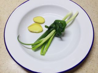 3、瑶柱花胶猪骨汤【附花胶泡发】,葱打成结，姜三片。