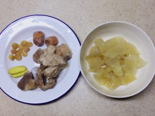 8、瑶柱花胶猪骨汤【附花胶泡发】,花胶切块，猪骨洗净、瑶柱，蜜枣洗净。