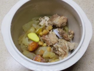 9、瑶柱花胶猪骨汤【附花胶泡发】,全部放入炖锅。