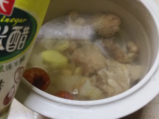 10、瑶柱花胶猪骨汤【附花胶泡发】,加入水，醋去腥。