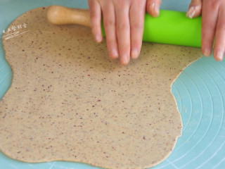 5、红枣红糖馒头,面团擀成长方形面片，擀的时候经常将面片提起来，防止沾垫子。