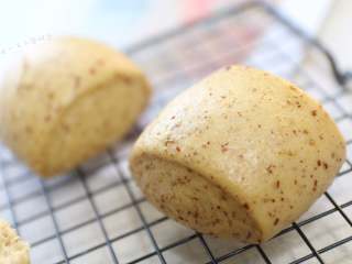 9、红枣红糖馒头,说了这么多优点，再说说它的缺点，就是只适合在家吃，不适合带出去吃，啊哈？就是热的时候特别软，趁热吃特别棒，冷下来了就比石头软一点点吧。下次吃再加热5分钟就可以了。