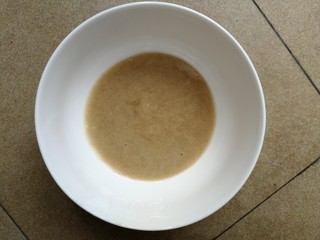 2、香蕉溶豆,香蕉用勺子捣烂后，用勺背碾压通过筛网过筛，成细腻的泥状