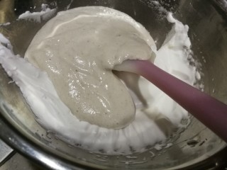 6、香蕉溶豆,取1/3打发好的蛋白霜加入拌好的香蕉糊中，用刮刀翻拌均匀，然后全部加入剩余的蛋白霜中