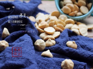 10、香蕉溶豆,烤至溶豆能轻松从油纸上揭下来，出炉！