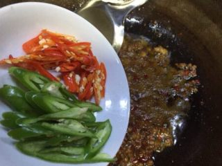 15、蚂蚁肉沫焗香辣花菜,放入辣椒稍炒