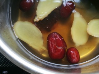 6、夏季茶饮，红枣姜茶之加减,加入古法红糖，大火烧开即可出锅