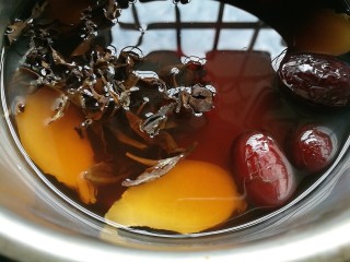 8、夏季茶饮，红枣姜茶之加减,将白茶倒入姜枣茶中，大火煮开