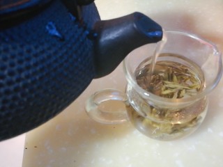 10、夏季茶饮，红枣姜茶之加减,用90度开水冲泡绿茶，将绿茶茶汤倒入姜枣茶中