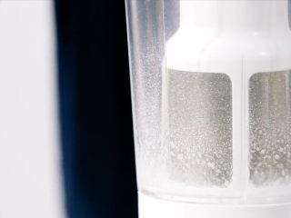 3、火轮果草莓梨子汁,加少量的清水搅拌1分钟