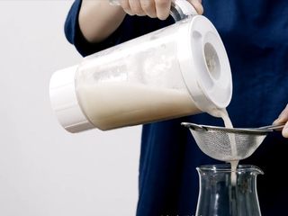 4、火轮果草莓梨子汁,有漏勺过滤