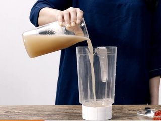 5、火轮果草莓梨子汁,取下搅拌杯过滤网，倒入过滤好的梨汁。