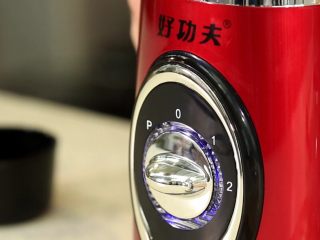 8、火轮果草莓梨子汁,用料理机二档搅拌30秒左右。