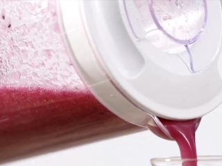 9、火轮果草莓梨子汁,倒出即可饮用。