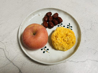 1、苹果银耳红枣汤,准备好食材