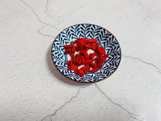 3、苹果银耳红枣汤,枸杞清洗干净泡软备用