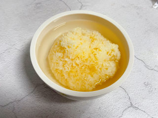 4、苹果银耳红枣汤,丑耳放入碗中加入清水浸泡两小时或是提前浸泡