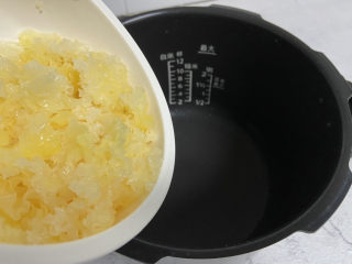 6、苹果银耳红枣汤,倒入电压力锅内胆中