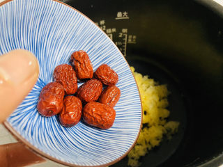 7、苹果银耳红枣汤,倒入清洗干净的红枣