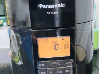 10、苹果银耳红枣汤,盖上锅盖选择煲汤模式约三十分钟排气十分钟