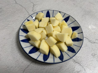 11、苹果银耳红枣汤,苹果洗净去皮切小块