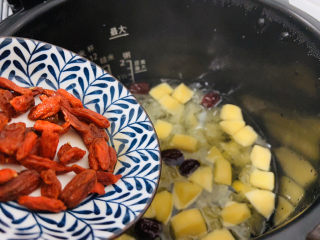 14、苹果银耳红枣汤,倒入枸杞