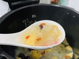 15、苹果银耳红枣汤,搅拌均匀