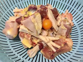 1、榴莲炖鸡汤,早上菜市场现买现杀，切好。拿回家洗洗基本处理下