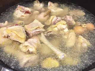 2、榴莲炖鸡汤,过水，倒点料酒去腥，现杀的???? 血水比较少 比较干净