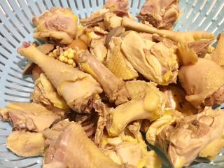 3、榴莲炖鸡汤,绰完水 捞出 用水冲了一下