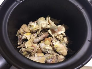 4、榴莲炖鸡汤,然后放进砂锅