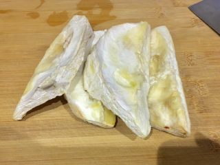 5、榴莲炖鸡汤,榴莲壳内肉，前两天吃了榴莲 切下放冰箱存着????