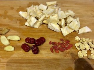 6、榴莲炖鸡汤,榴莲肉切块，准备红枣 枸杞 黄芪 姜等材料