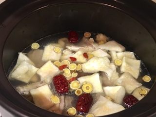 7、榴莲炖鸡汤,下锅 加水，莫过表面