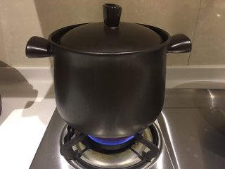 8、榴莲炖鸡汤,我开的中火…炖40分钟后转小火，期间最好不要开盖子哦～