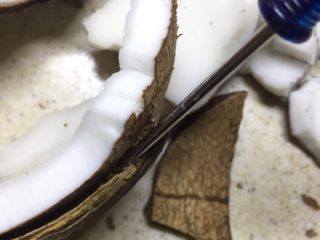4、沙参玉竹椰子鸡汤(附开椰子方法),找出椰子壳与椰子肉边缘接缝的地方,用小螺丝刀戳进去撬开。