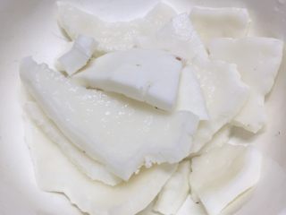 6、沙参玉竹椰子鸡汤(附开椰子方法),将椰子表面的黑皮削掉,洗干净。切条。